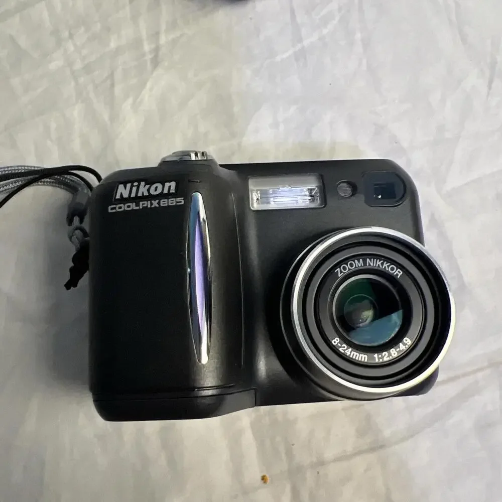 Nikon COOLPIX 885 3.2MP Digital Camera - Black (E885) NOT FULLY TESTED